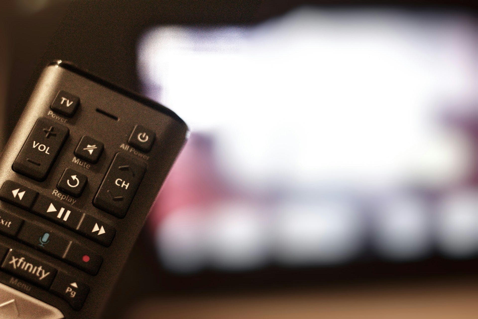 Avoid These Outdoor TV Accessories That Fail in Summer Heat