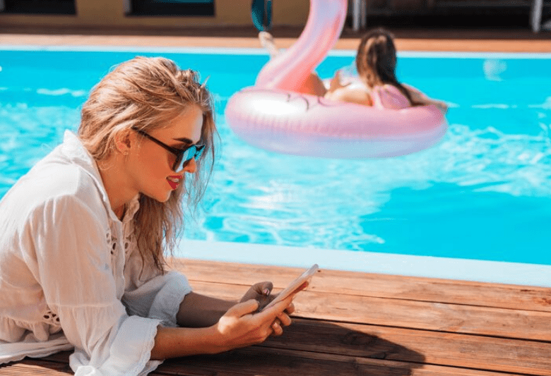Explaining Anti Glare Technology For Poolside Full Sun Viewing
